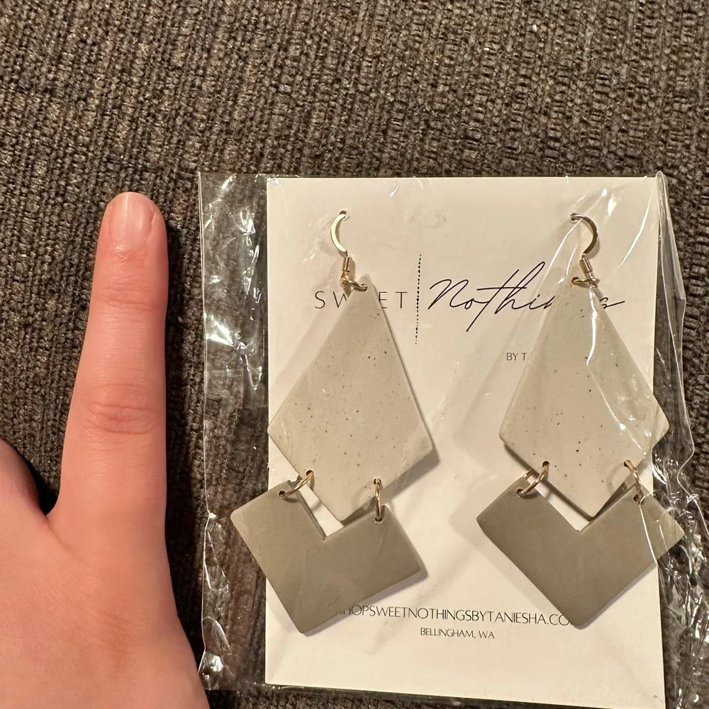 Geometric Gray Dangle Earrings - Picture 2 of 3